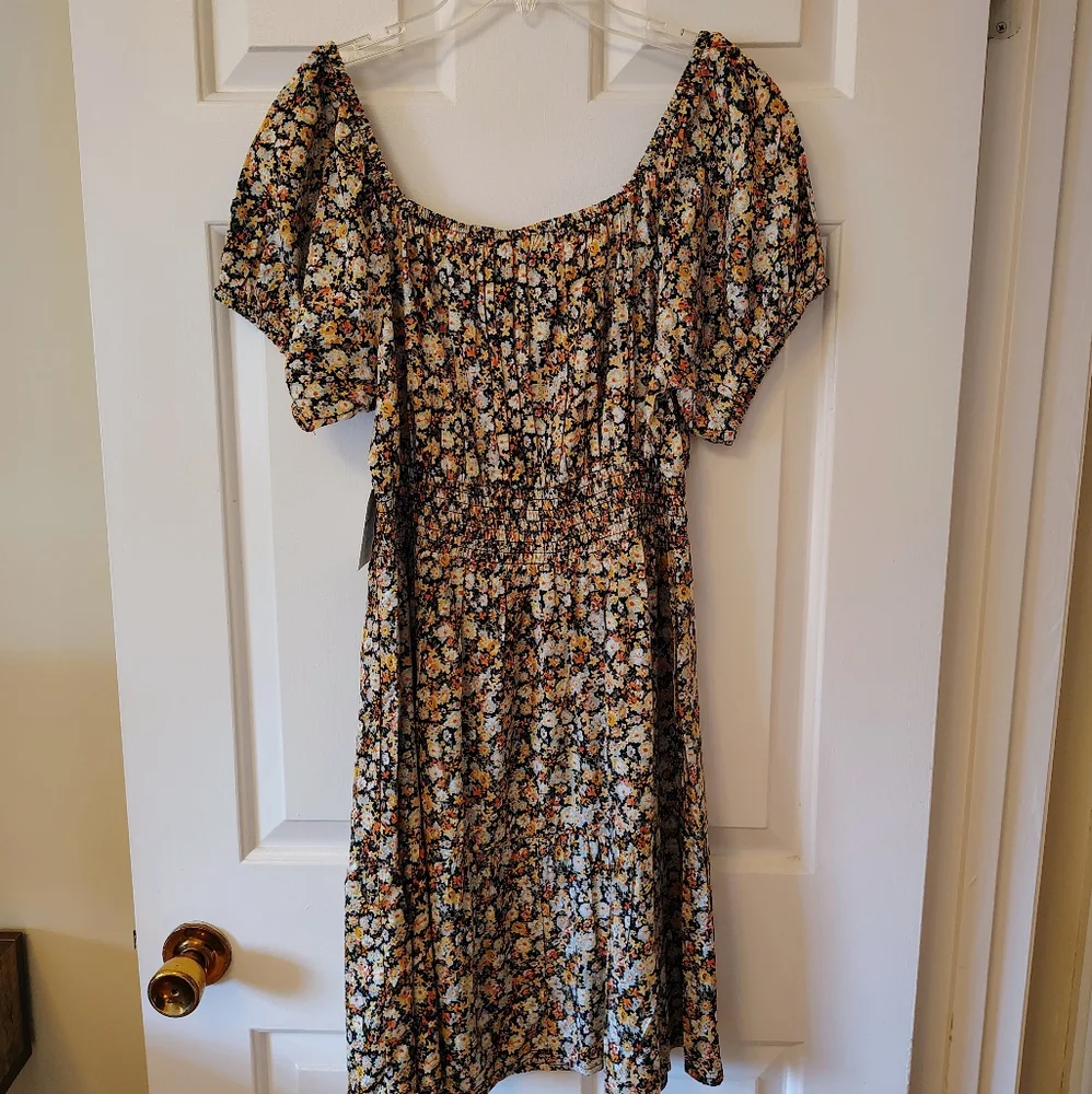 Adorable Floral sundress - Picture 7 of 8